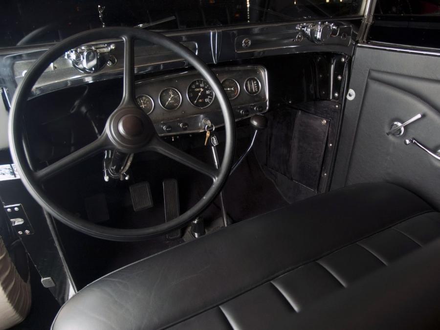 Торпедо Auburn 8-98A Custom Phaeton Sedan 1931 года  (фото 3 из 4)